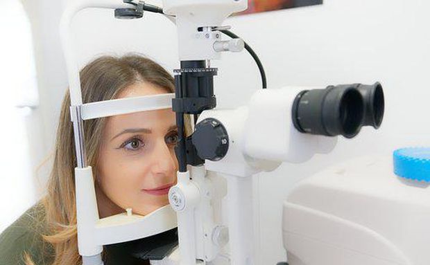 Bei einer Sehschwäche kann eine Lesebrille helfen