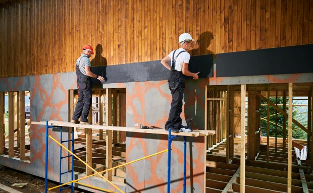 Fassadenverkleidung mit Gerüst mit verschiedenen Materialien