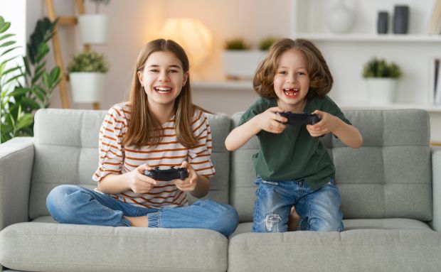 Kinder spielen Videospiele Kinder spielen Videospiele