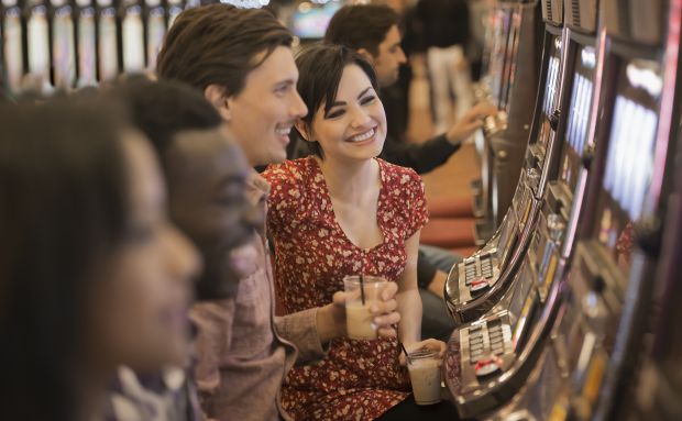 Menschen am Spielautomaten Menschen am Spielautomaten
